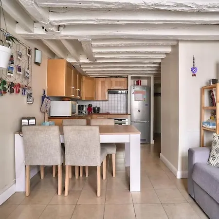 Superb 2 Bedroom Flat In Le Marais Neighborhood Parigi